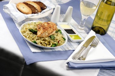 Makarna ve tavuk göğsü yemek    