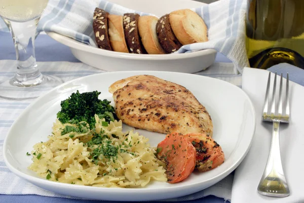 Pasta och Kyckling bröstfilé måltid — Stockfoto