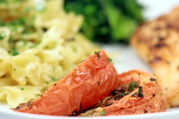 Pasta och Kyckling bröstfilé måltid — Stockfoto