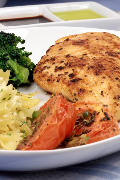 Pasta och Kyckling bröstfilé måltid — Stockfoto