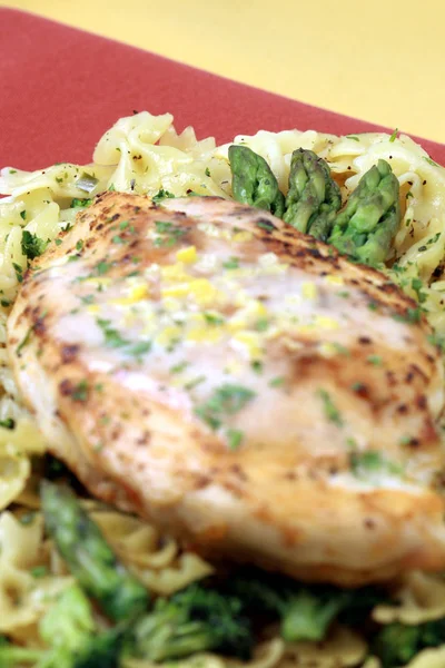 パスタと鶏の胸肉の食事 — ストック写真