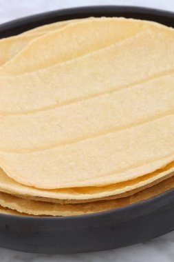 Meksika Mısır ekmeği tüm Meksika ve Teksas-Meksika Tarifleri için mükemmel güzel pişmiş toprak kapta retro vintage carrara mermer üzerinde.