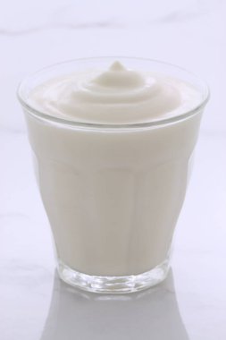 lezzetli, besleyici ve sağlıklı taze yoğurt pot. Vintage İtalyan carrara mermer retro stil üzerinde.