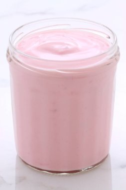 Lezzetli Fransız muhallebi tarzı yoğurt içinde işlemi sırasında karışık meyve ile. Vintage İtalyan carrara mermer retro stil.