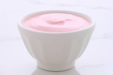 esnaf Yunan çilekli yoğurt