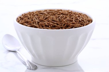 taze ve leziz buğday kepeği tahıl, vintage carrara mermer üzerinde.