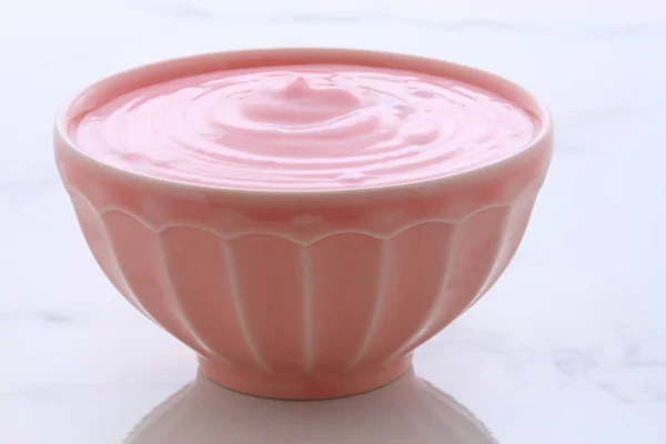 老式的意大利卡拉拉大理石设置美味 健康新鲜草莓酸奶 — 图库照片