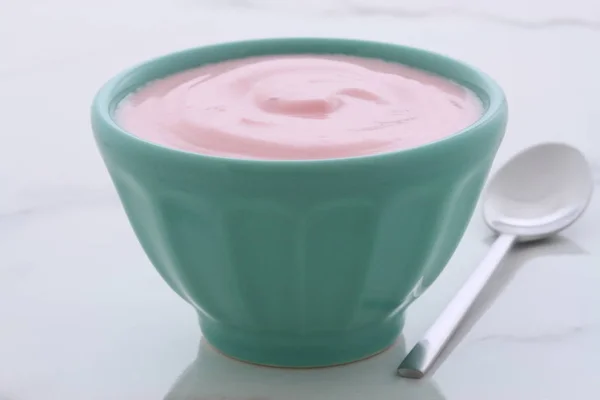 Heerlijke Gekarnd Langzaam Griekse Strawberry Yoghurt Met Veel Groenten Eiwitten — Stockfoto