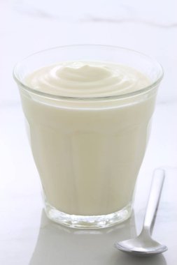 düz Fransız tarzı yoğurt