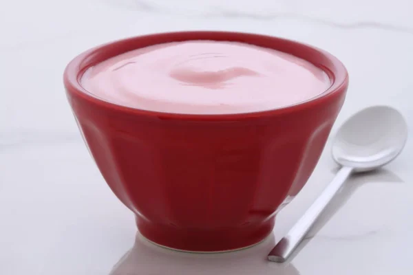 Artisan Griekse strawberry yoghurt — Stockfoto