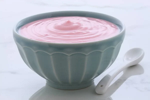 Vintage aardbei yoghurt — Stockfoto