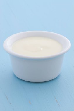 Lezzetli sağlıklı ve besleyici taze yoğurt Kupası. Vintage retro stil üzerinde.