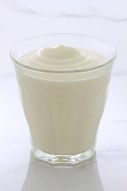 düz Fransız tarzı yoğurt