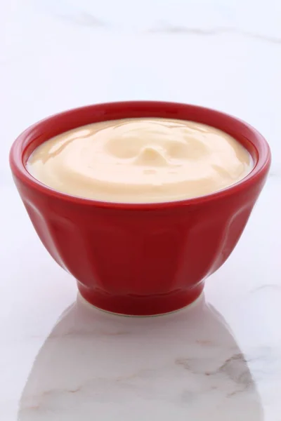 Vanlig fransk yoghurt – stockfoto