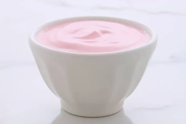 Artisan grekisk strawberry yoghurt — Stockfoto