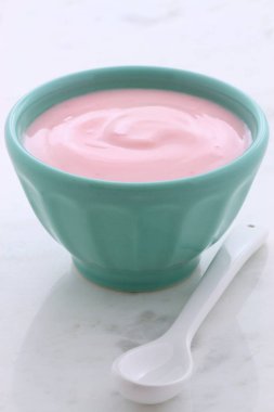 taze çilekli yoğurt