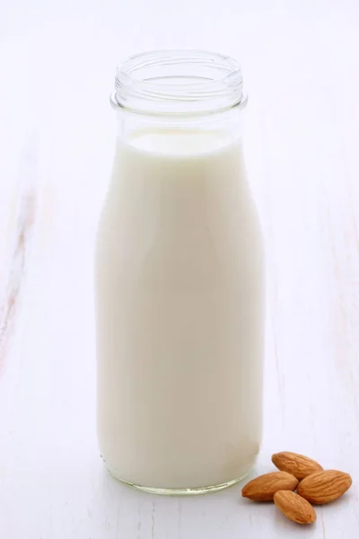 Deliciosa leche de almendras —  Fotos de Stock