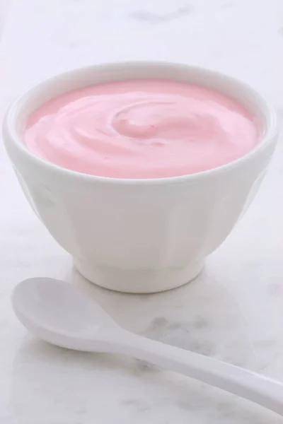 Färska jordgubbar yoghurt — Stockfoto