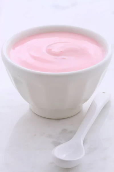 Yogur de fresa fresca —  Fotos de Stock