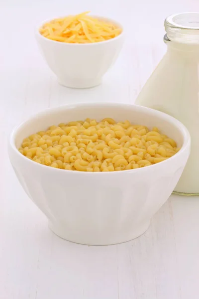 Gourmet macaroni and cheese ingredients. — Stock Photo, Image