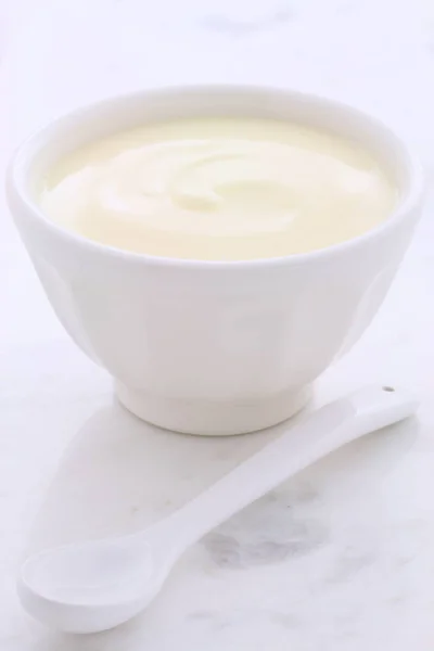 Винтажный простой йогурт — стоковое фото