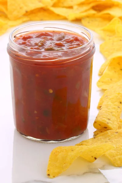 Delicioso molho de salsa quente e nachos — Fotografia de Stock