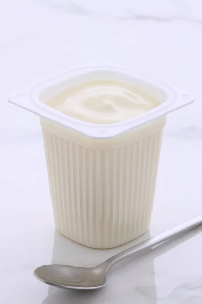Греческий вкусный йогурт — стоковое фото