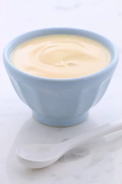 Свежий персиковый йогурт — стоковое фото