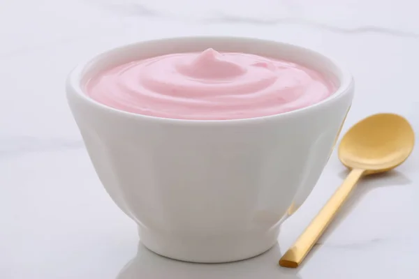 Винтажный греческий клубничный йогурт — стоковое фото