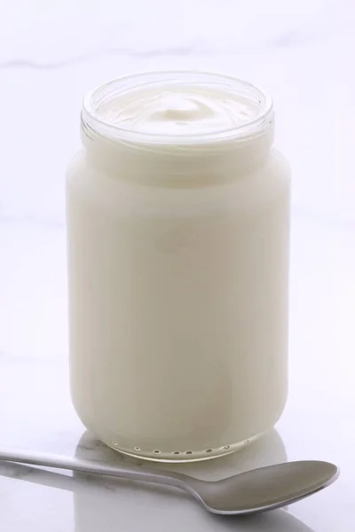 Винтажный йогурт в стиле ретро — стоковое фото