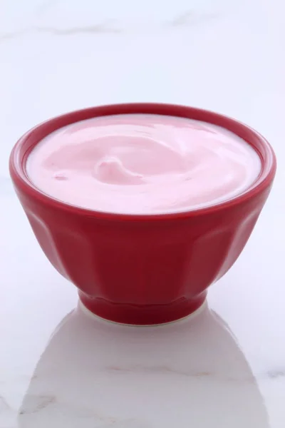 Artisan greek strawberry yogurt — Stock Photo, Image