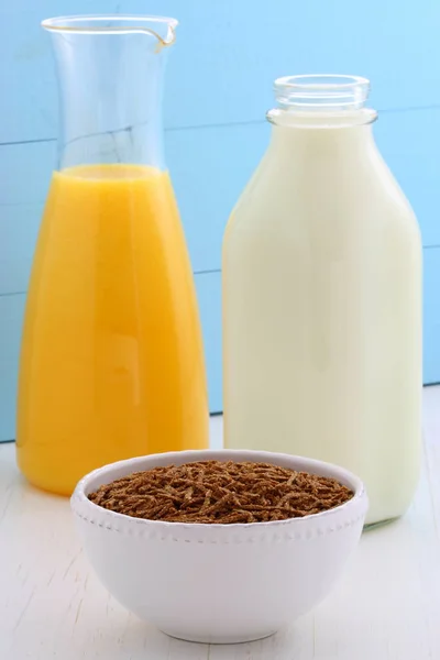 Delicious bran cereal breakfast — Stock Photo, Image