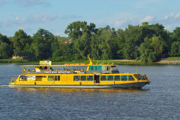 Pleziervaartuigen met mensen aan boord — Stockfoto