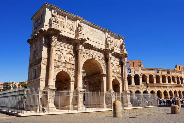 Arch of Constantine and The Colosseum — Stock Photo, Image