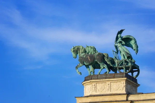 Wagen von zwei Pferden gezogen — Stockfoto