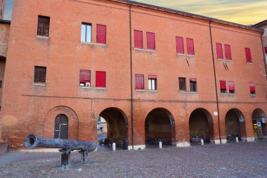 Castello Estense Kalesi ve Regina top kemer