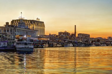 Gün batımında Poshtova Meydanı