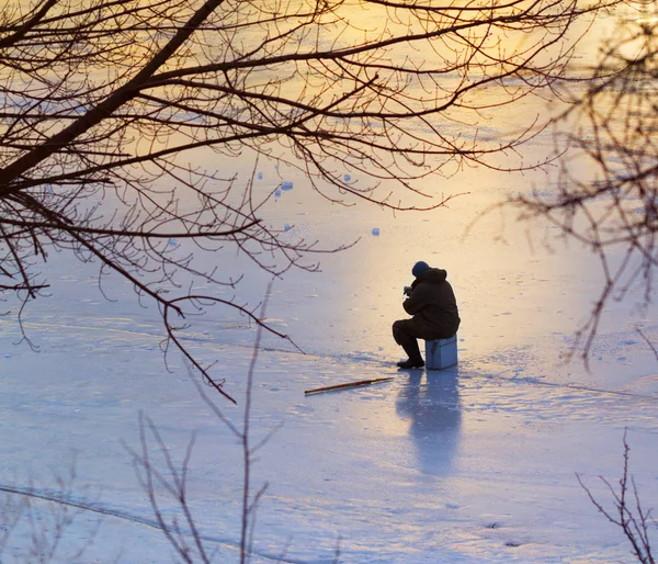 Fishing on frozen river — Stock Photo, Image