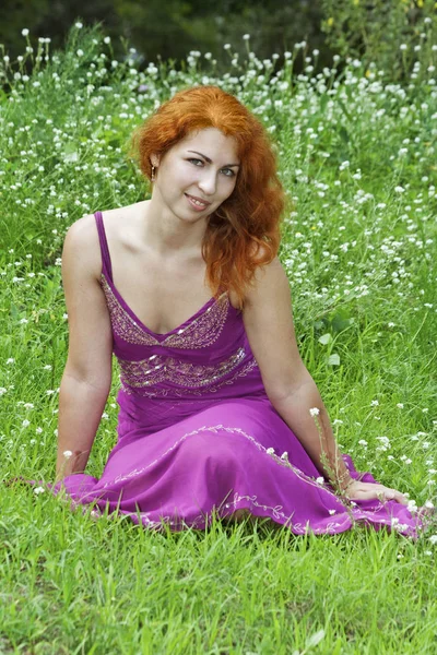 Güzel kadınla çimenlerin üzerinde — Stok fotoğraf