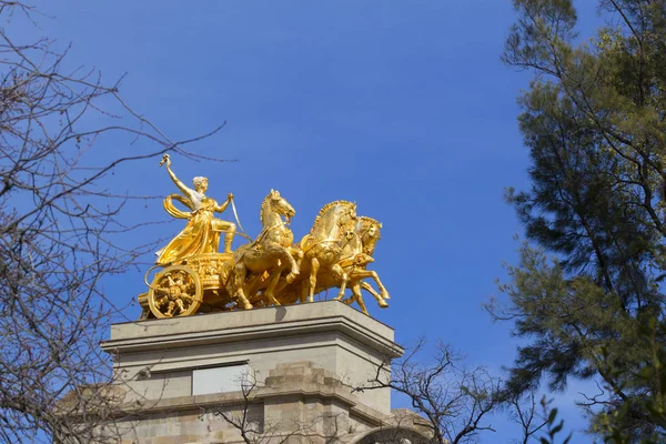 Goldene Statue eines Streitwagens — Stockfoto