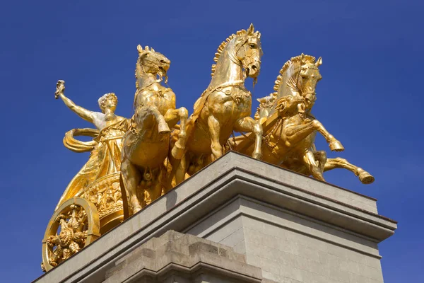 Golden statue of a chariot — Stock Photo, Image