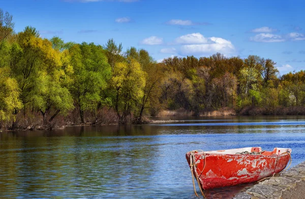 Altes rotes Boot — Stockfoto