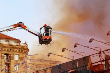 İtfaiyeciler extinguising yangın