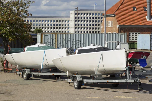 Två båtar på släpvagnen — Stockfoto