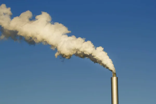 Tubos de fábrica com fumaça — Fotografia de Stock