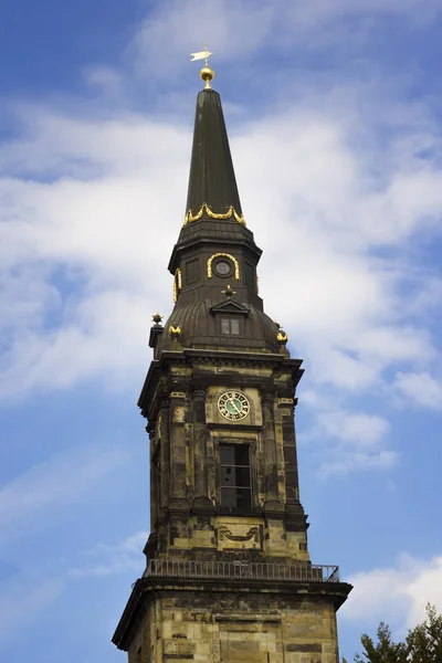 Часовая башня христианской церкви — стоковое фото