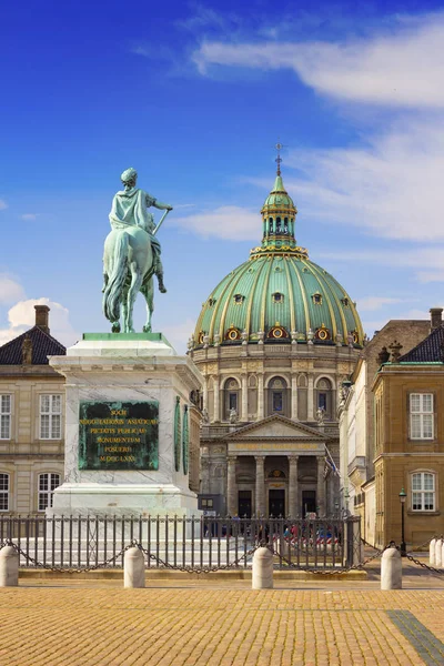 Statue de Frederik V et l'église de Frederik — Photo