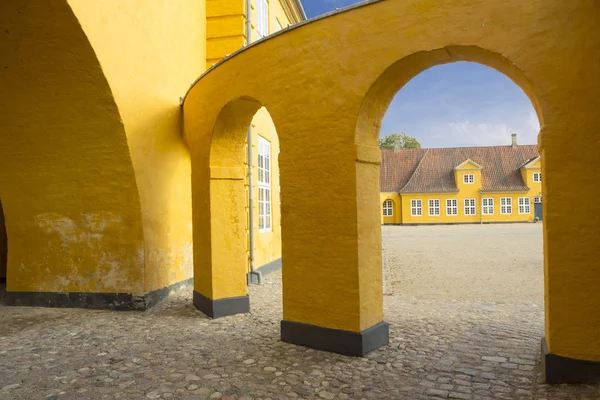 Murs jaunes de la cathédrale de Roskilde — Photo