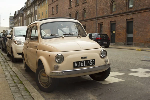 Ancienne Fiat 500 L — Photo