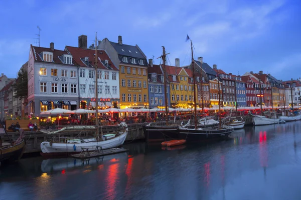 Calle Nyhavn por la noche —  Fotos de Stock